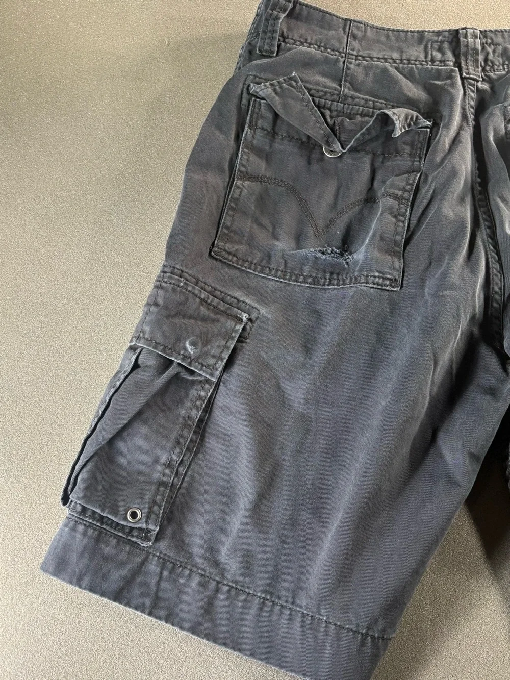 Y2k Levi's Cargo Shorts Mens 34 Black Denim Relaxed Fit 10 Inseam (READ DETAILS)